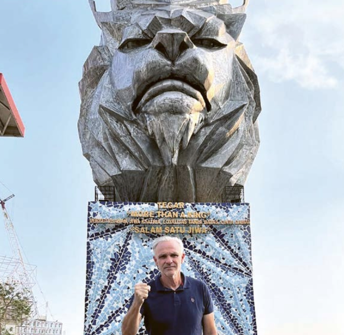 rESPECT: Joel Cornelli berfoto di depan patung singa yang berada di Stadion Kanjuruhan, 29 September lalu.