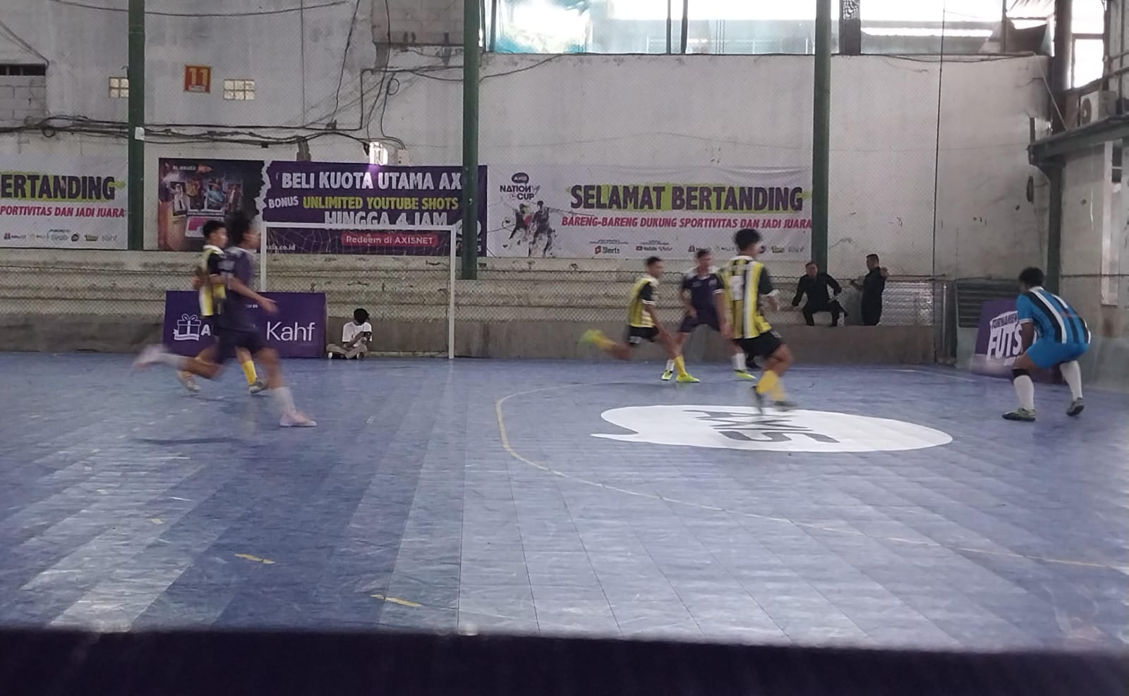 Laga antara SMKN 2 Singosari vs STM Turen dalam Axis Nation Cup Preliminary Malang di SM Futsal siang ini (4/10)