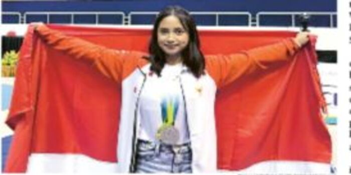 MEMBANGGAKAN: Thalia Marvelina Tanzil berfoto dengan medali dan bendera Indonesia setelah tampil gemilang di World Junior Wushu Championship 2024, 29 September lalu.