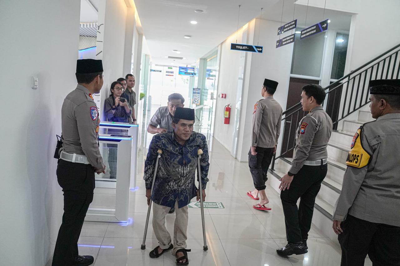 TERTIB BERKENDARA: Seorang penyandang disabilitas berkomunikasi dengan polisi di ruang Satpas Prototipe Kepanjen kemarin (4/10). Mereka mengajukan permohonan pengurusan SIM D