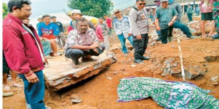 MUSIBAH: Warga dan polisi menunggu tim medis untuk mengevakuasi jenazah pekerja bangunan yang tertimpa plengesengan atau dinding penahan tanah di Dusun Krajan, Desa Sumberbrantas, Kecamatan Bumiaji.