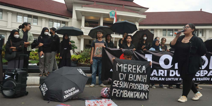 NEVER FORGET: Masa Aksi Kamisan mengusung tema tragedi Kanjuruhan di depan Balai Kota Malang, kemarin. Mereka menyuarakan kekecewaan terhadap vonis ringan untuk para terdakwa.