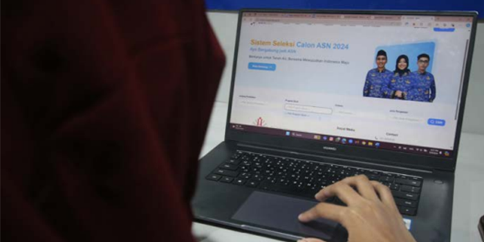 Salah satu pegawai honorer Pemkot Malang membuka website pendaftaran PPPK