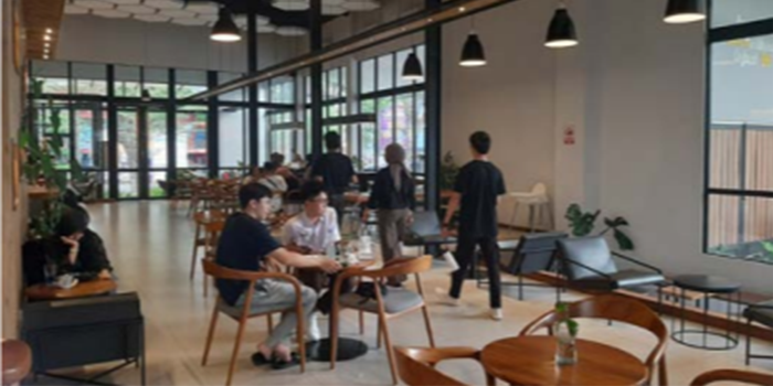 BANYAK PEMAINNYA: Interior salah satu kafe di Jalan Semeru didesain semenarik mungkin untuk anak-anak muda.