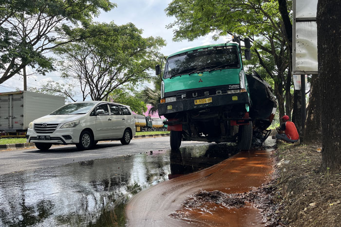 Truk pengangkut cairan tetes tebu mengalami kerusakan parah setelah terguling dan menabrak pohon di Jalibar Kepanjen Malang kemarin (3/10).