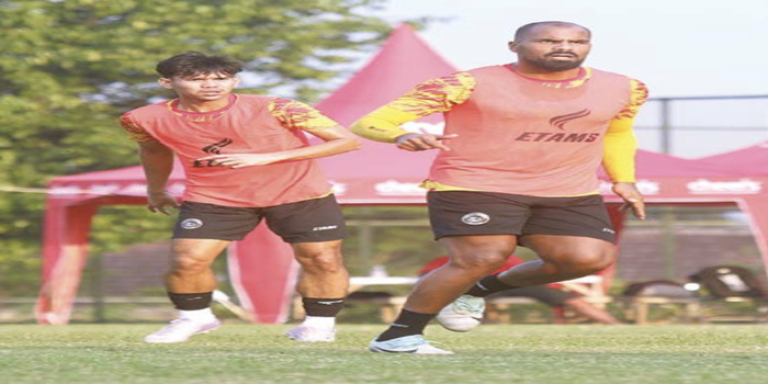 BETAH DI INDONESIA: Thales Lira (kanan) menjalani sesi latihan di ARG Soccer Field Lawang, Jumat lalu (4/10).