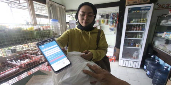 MINIM TATAP MUKA: Outlet Laundry Hancabarasih di Jalan Serayu, Bunulrejo tetap menerima kiriman cucian dari pelanggan.