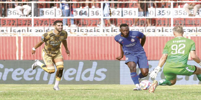 SIAP DIGUNAKAN: Charles Lokolingoy (tengah) berusaha membobol gawang Dewa United dalam laga BRI Liga 1, 12 agustus lalu.