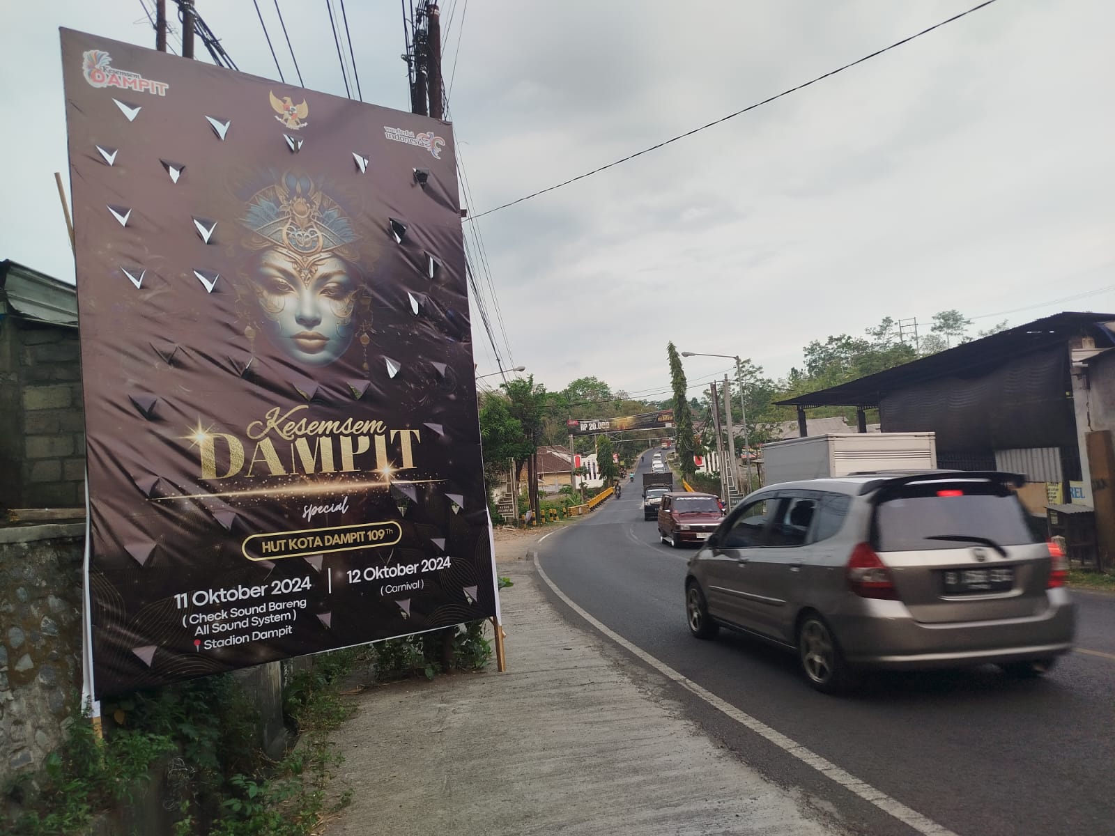 Jadwal karnaval Malang Raya, Kesemsem Dampit yang digelar 12 Oktober 2024, terpasang di jembatan batas Turen-Dampit