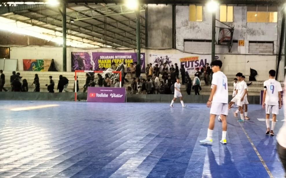 LOLOS 8 BESAR: Tim SMKN 2 Malang bersiap melakukan kick off dalam AXIS Nation Cup di SM Futsal