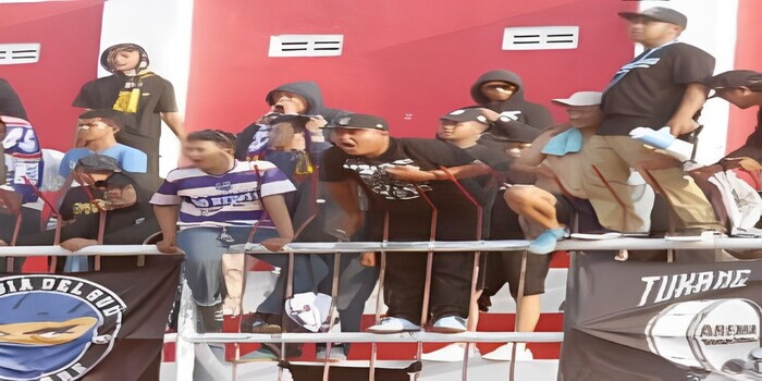 TERUS BERBENAH: Aremania memberikan dukungan kepada Arema FC dalam laga melawan Borneo FC, 17 Agustus lalu. Saat ini 800 KTA sudah terdistribusikan ke anggota Aremania Satu.