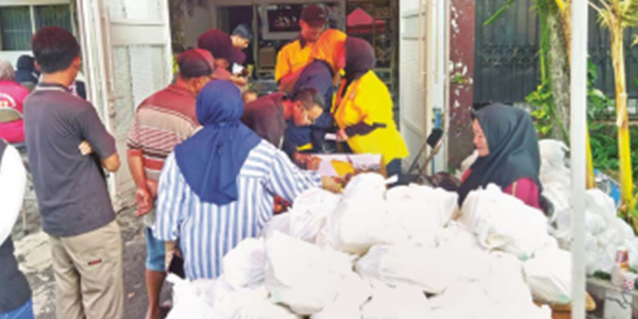 HARGA HARUS WAJAR: Salah satu pasangan calon (paslon) menggelar kegiatan tebus murah di Kecamatan Sukun, beberapa waktu lalu.
