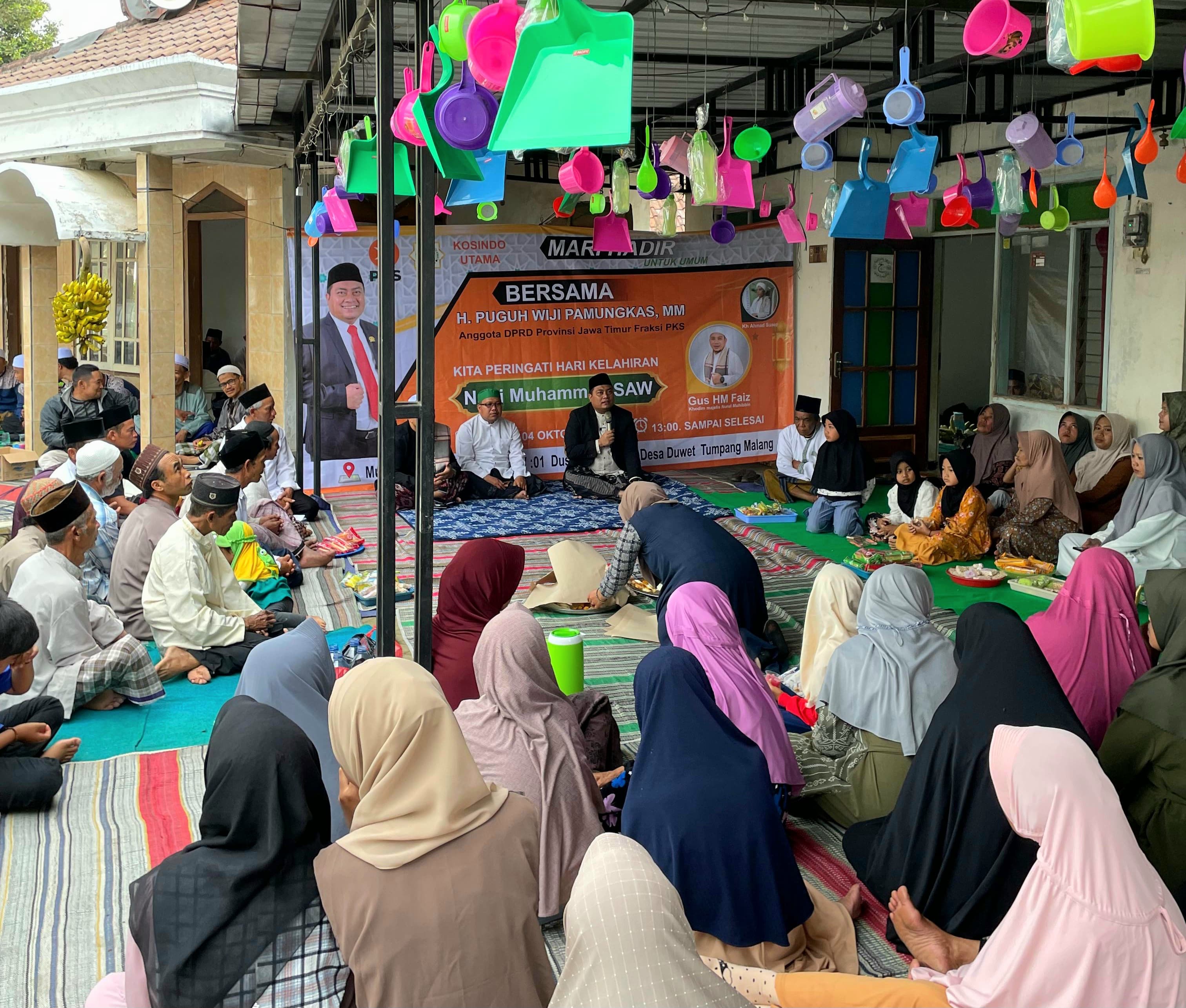 Dokter Puguh pegang mic (jas hitam) sedang memberikan sambutan dalam acara.