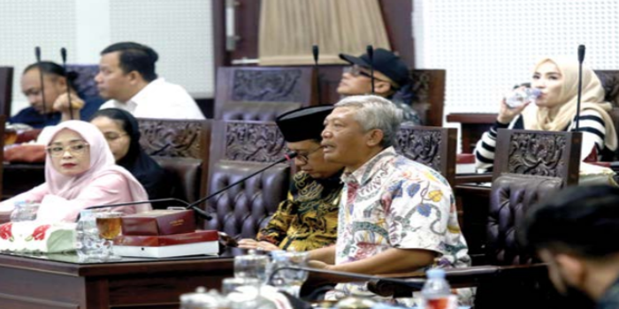 BERI SARAN: Anggota DPRD periode 2024-2029 menyampaikan masukan terhadap program Pemkot Malang yang akan dilaksanakan tahun depan.