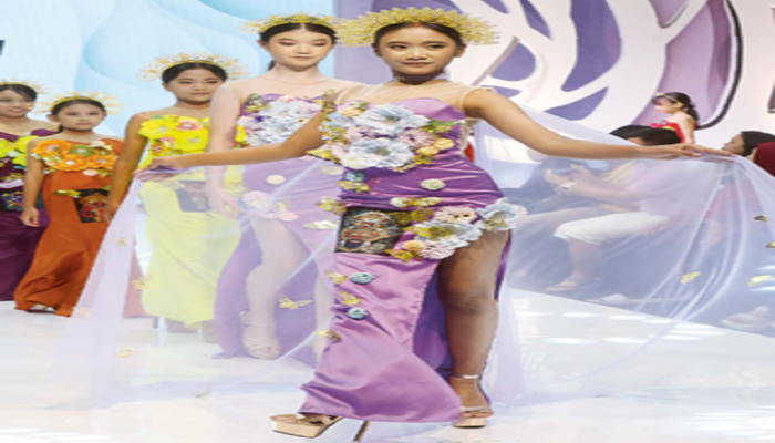 TERINSPIRASI BALI: Sejumlah model cilik memeragakan busana karya Metamorph dalam event Ma lang Fashion Run away (MFR) di lantai dua Malang Town Square (Matos), kemarin