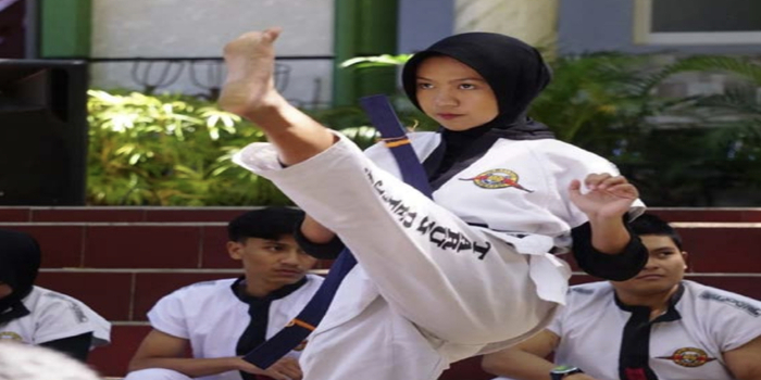 TIDAK IDEAL: Atlet Olahraga Tarung Derajat Kota Batu melakukan latihan tendangan di SMAN 1 Batu, beberapa waktu lalu.