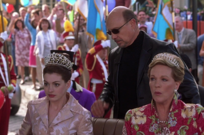 Anne Hathaway, Julia Roberts, dan Hector Elizondo dalam The Princess Diaries II: Royal Engagement (IMDB)