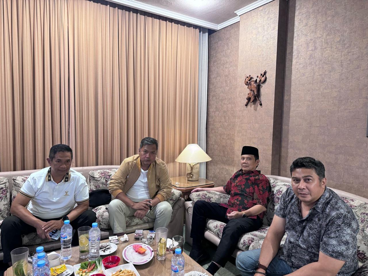 LINTAS PARTAI: Cabup Malang Gunawan Wibisono HS (dua dari kanan) bersama sekretaris DPC PDIP Kabupaten Malang Darmadi (kiri) dan kolega sesama politisi