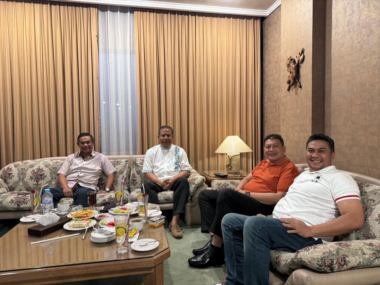 KOMUNIKASI POLITIK: dari kiri, Sekretaris DPC PDIP Kabupaten Malang Darmadi, Ketua DPD Partai Golkar Kabupaten Malang Siadi, dan Ketua DPC PDIP Kabupaten Malang Didik Gatot Subroto