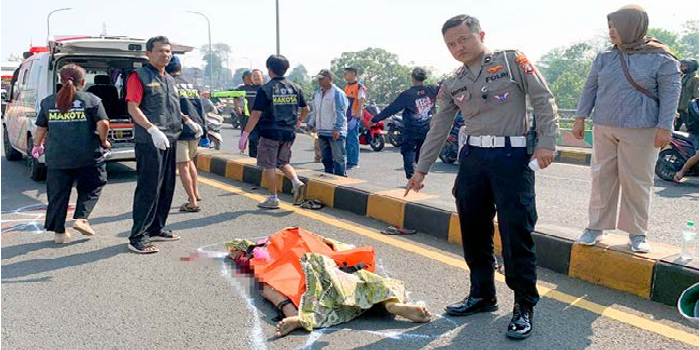 MUSIBAH: polisi dan relawan bersiap mengevakuasi jenazah pelajar SMP setelah terjadi kecelakaan tunggal di Jembatan Kedungkandang, Kota Malang, kemarin (6/9).