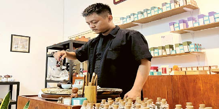 PILIHAN PENYUKA KOPI: Master Tea Joko Restiawan menuangkan teh guan yin yang memiliki rasa seperti kopi robusta kemarin (6/10). (RORI DINANDA BESTARI/ RADAR MALANG)