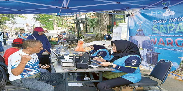 BAKAL RUTIN TIAP PEKAN: pengunjung Car Free Day bisa melakukan konsultasi dan mendapatkan informasi di booth yang dibuka PDAM Kota Malang kemarin (6/10). (DUROTUL KARIMAH/RADAR MALANG)