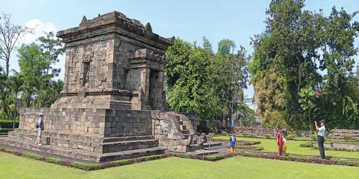 MINIM FASILITAS: Para wisatawan bersantai sambil mengabadikan beberapa objek di area Candi Badut kemarin.