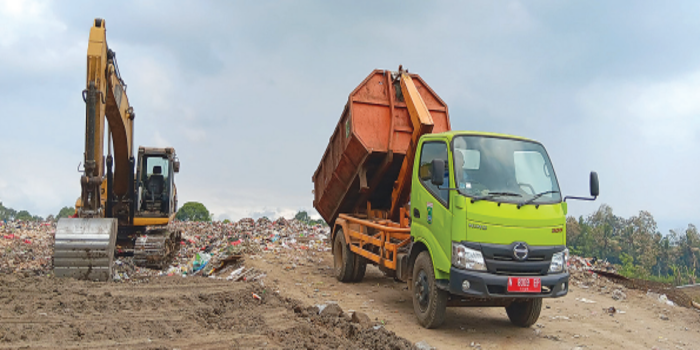 SARPRAS: Armada milik DLH Kabupaten Malang rutin mengirim sampah ke Tempat Pemrosesan Akhir (TPA) Paras, Kecamatan Poncokusumo.