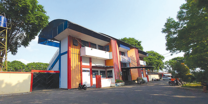 FASILITAS OLAHRAGA: Gedung stadion Kahuripan tampak depan kemarin (6/10). Perbaikan stadion di Desa Talok, Kecamatan Turen akan fokus lapangan.