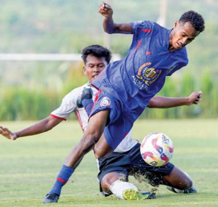 SULIT BERSAING: Pemain Arema FC U-20 Adriano Sander Malibela (depan) berusaha menerobos pertahanan PSIS Semarang di ARG Soccer Field, 29 September lalu. Mereka saat ini berada di posisi juru kunci.