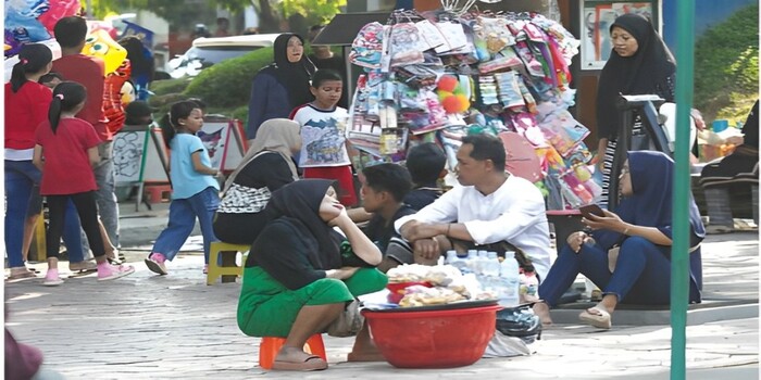 AREA Alun-Alun Merdeka belum steril dari pedagang kaki lima (PKL) liar