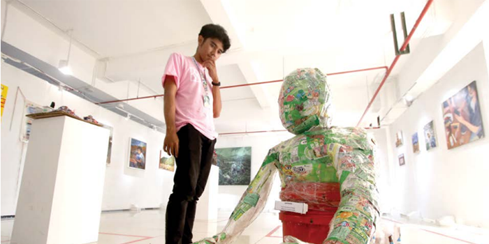 PEDULI LINGKUNGAN: Salah satu patung berbahan sampah plastik dipajang di gedung Malang Creative Center (MCC) kemarin siang.