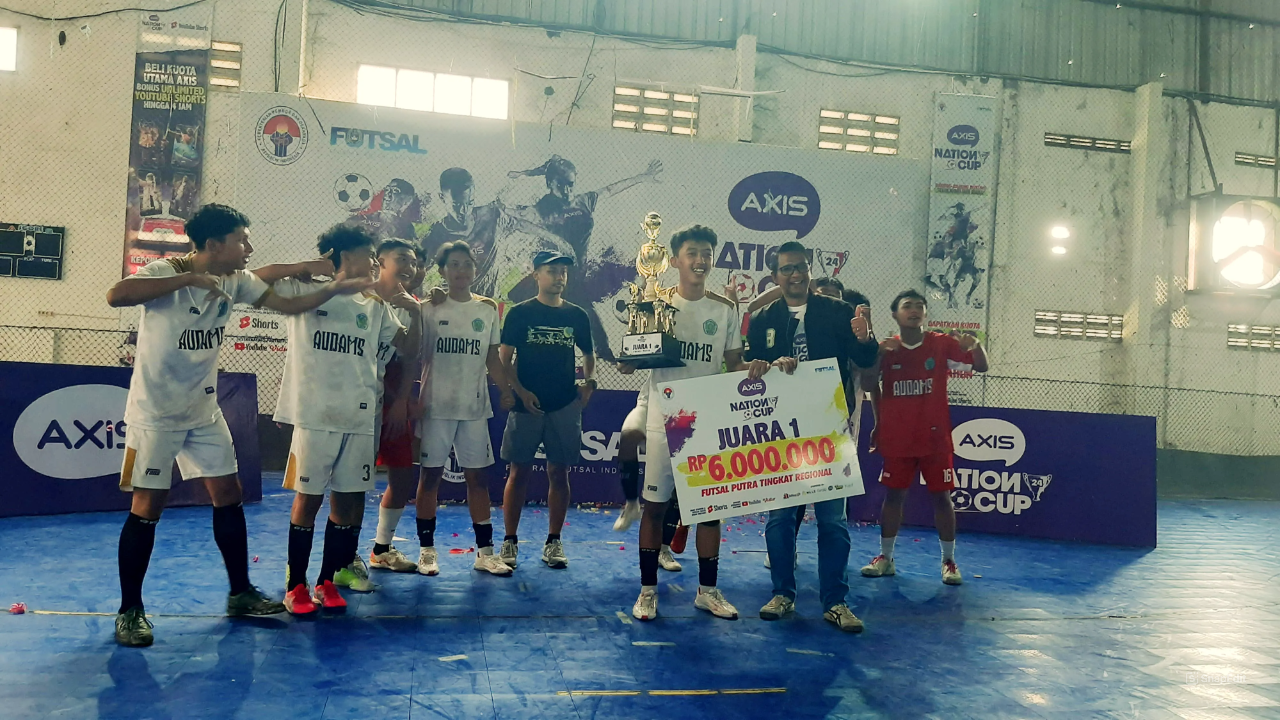 Tim SMAN 2 Batu merayakan gelar juara di lapangan SM Futsal Malang Minggu (6/10)