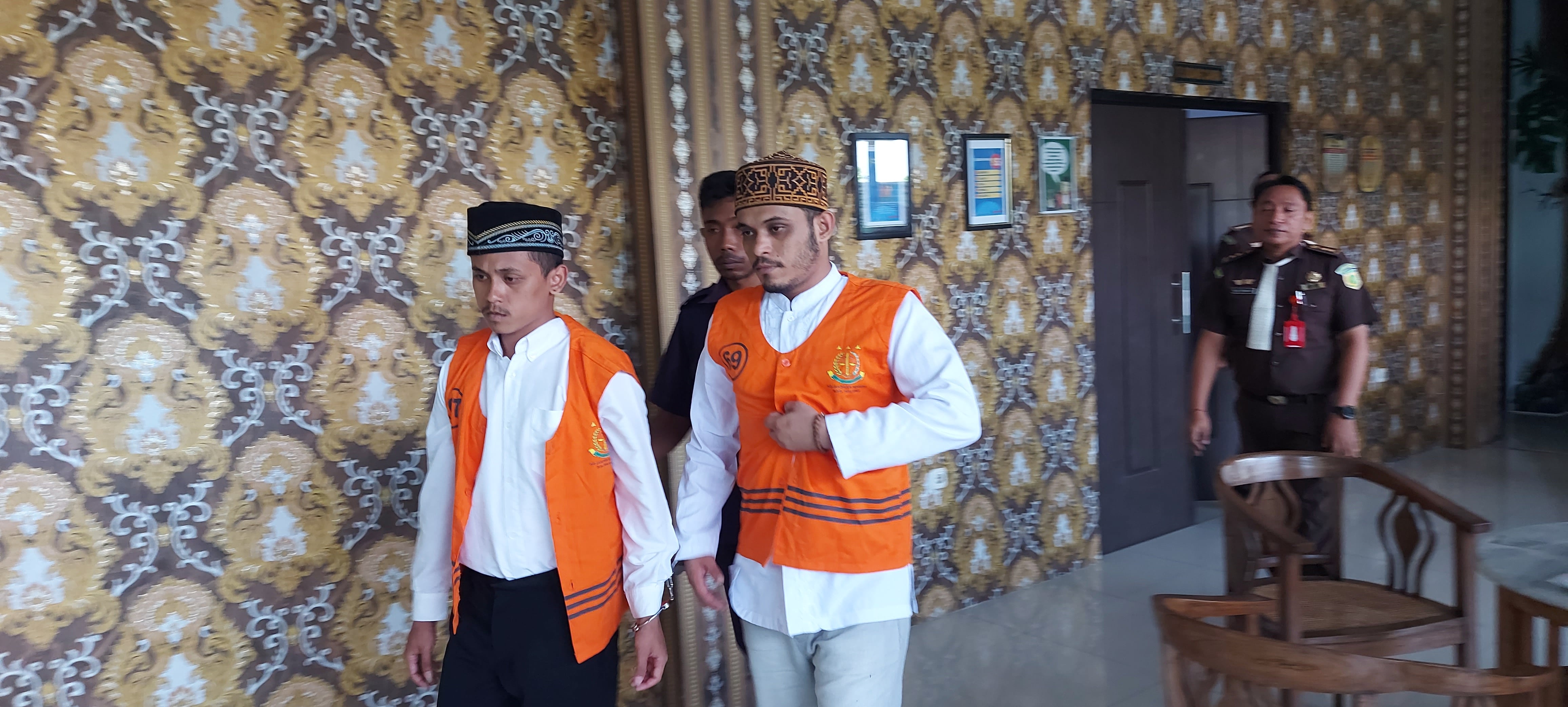 TERDAKWA: Riski (kanan) bersama adik sepupunya, yakni Arrizal. Kemarin (8/10) mereka menjalani sidang di Pengadilan Negeri (PN) Kepanjen.