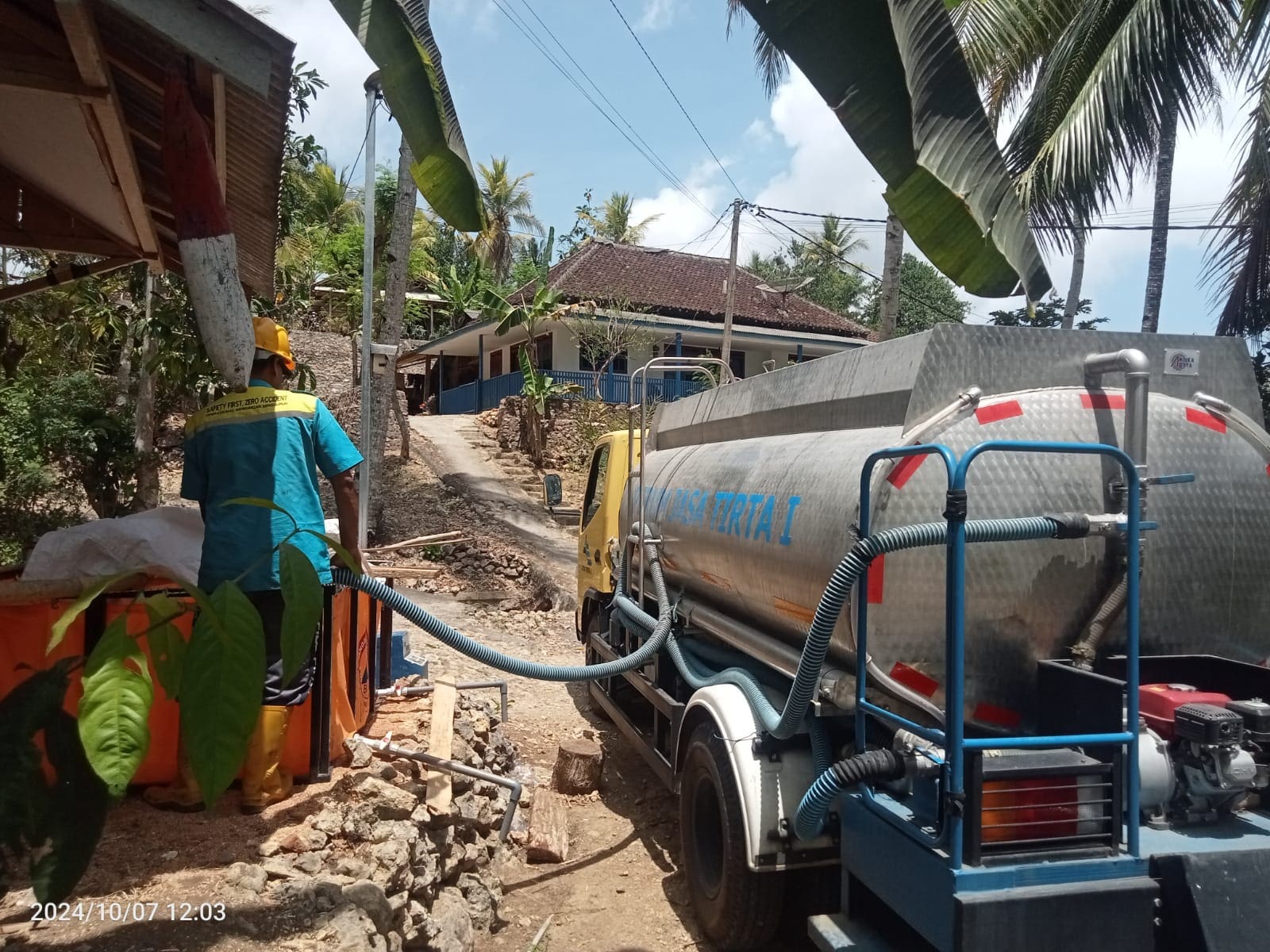 DISTRIBUSI AIR: Petugas BPBD Kabupaten Malang mengirim air bersih di Desa Tulungrejo, Kecamatan Donomulyo kemarin.
