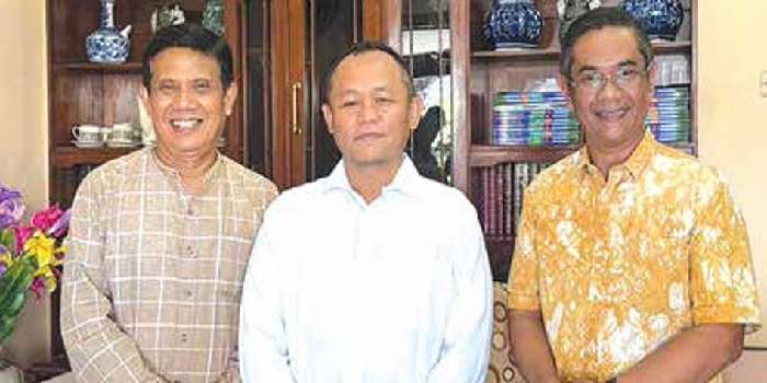 LINTAS PARTAI: Sekretaris DPC PDIP Kabupaten Malang Darmadi (kanan) mendampingi Gunawan HS (kiri) bertemu Sekjen DPP Partai Golkar Sarmuji.