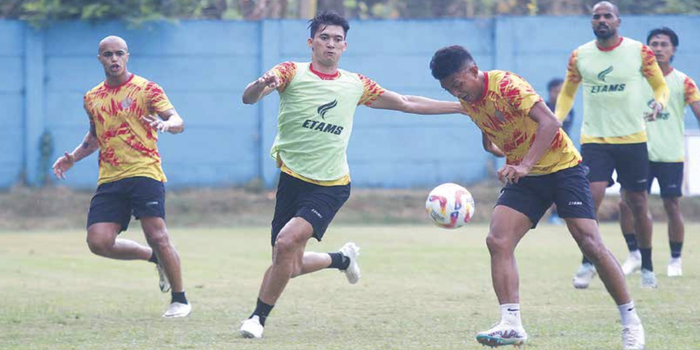 PERSAINGAN KETAT: Dedik Setiawan (kanan) berusaha melepaskan tendangan dalam sesi latihan arema FC di ARG Soccer Field, Lawang, Sabtu lalu (8/10).