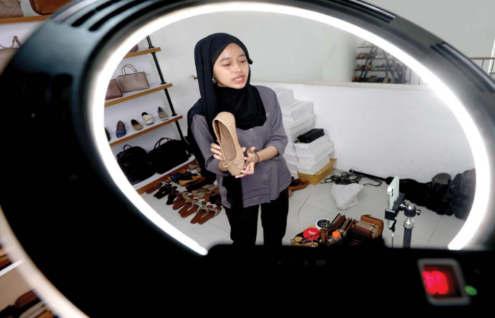 UTAMAKAN KUALITAS: Salah satu staff Shoeka Shoes memasarkan produknya via live di media sosial, kemarin (7/10).