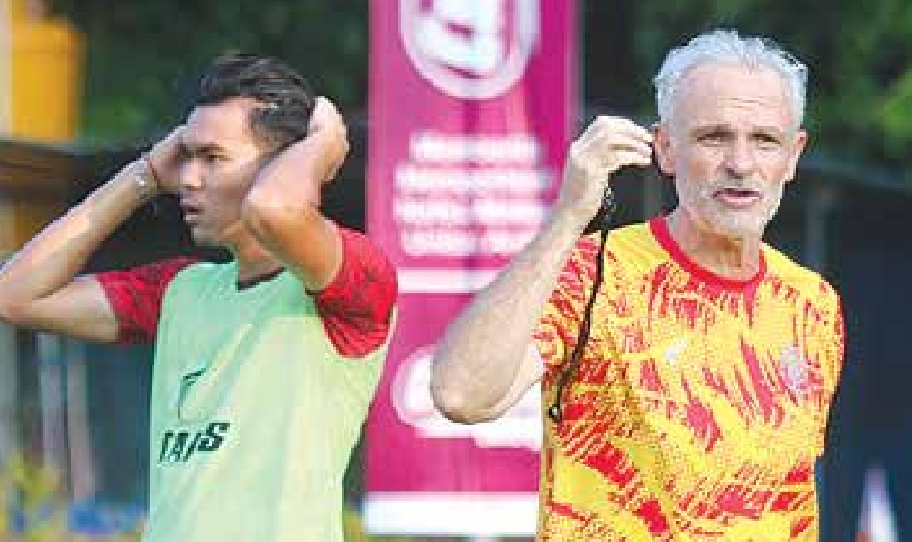 Pelatih Kepala Arema FC Joel Cornelli memberikan instruksi dalam sesi latihan di arg Soccer Field, pekan lalu.