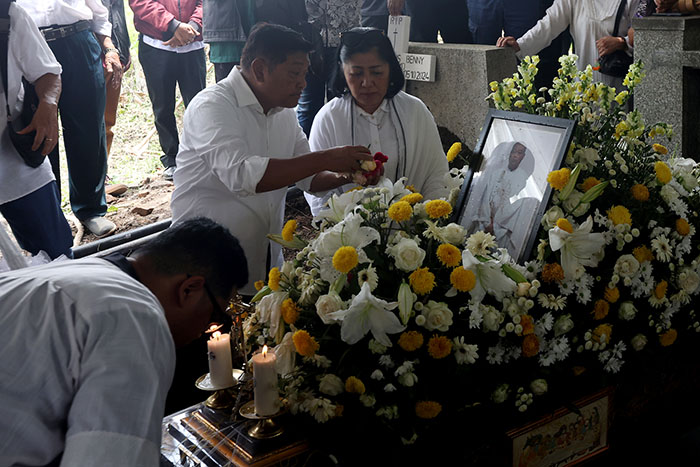 PUNYA INTEGRITAS TINGGI: Pemakaman Romo Benny Susetyo dilakukan di TPU Sukun, kemarin, mulai pukul 13.00. Sejumlah tokoh ikut mengantar ke lokasi.
