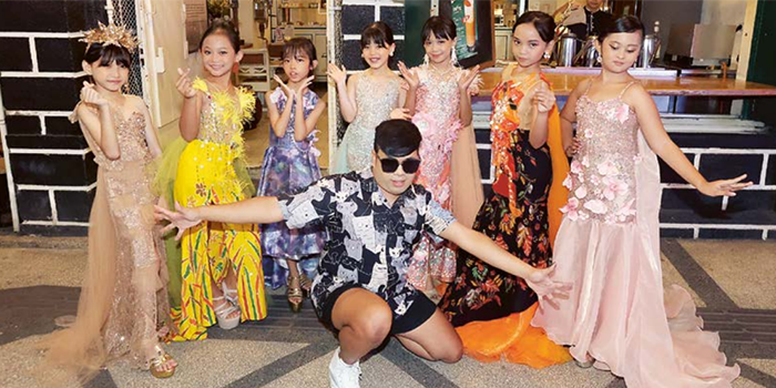 BERBAKAT: Zakhariya Wahyudi berpose bersama tujuh model anak di koridor Kajoetangan Heritage, pekan lalu.