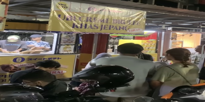 Para pembeli menyerbu gerobak jajanan di Jalan Dewandaru (Tangkapan layar dari Reel Instagram swetato.id)