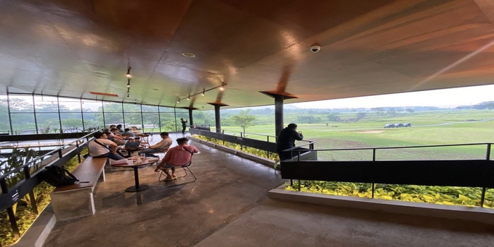 View lapangan golf dari Ombe Kofie (Instagram mlggoodplace)