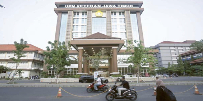 DIHENTIKAN: Tampak depan gedung kuliah bersama FEB UPN Veteran Surabaya yang sudah digunakan untuk perkuliahan.