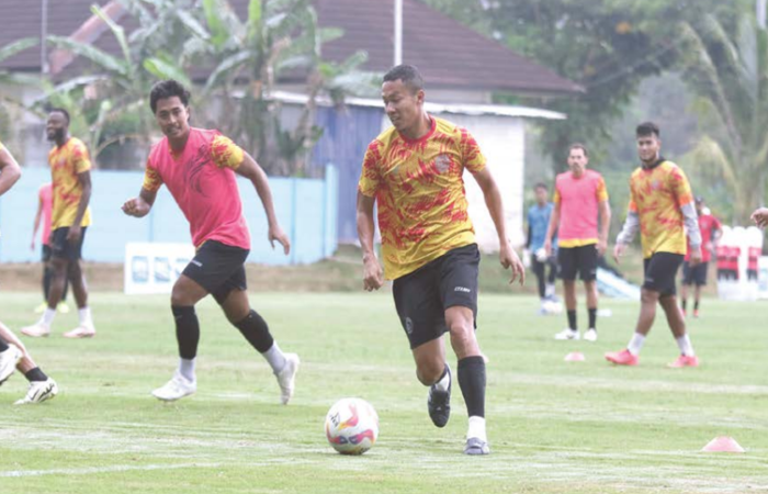 ADAPTASI MULUS: Dendi Santoso berusaha menguasai bola dalam sesi latihan di ARG Soccer Field, kemarin