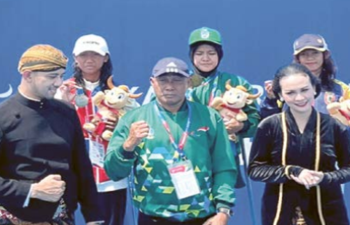 START BAGUS: Zahra Nur Asisah (atas, tengah) merih emas di nomor renang gaya bebas 100 meter, Senin lalu (7/10).