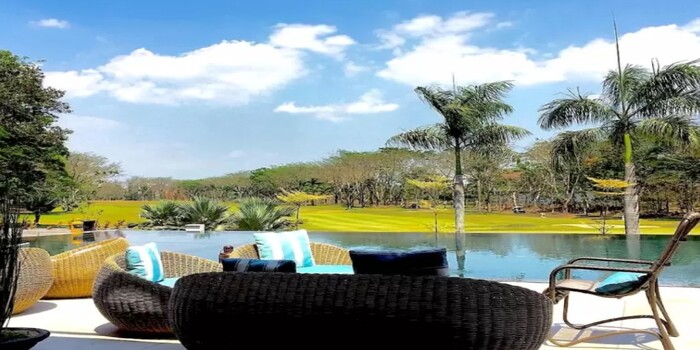 Area outdoor Djati Lounge yang menghadap ke kolam dan lapangan golf (www.ibisnis.com)
