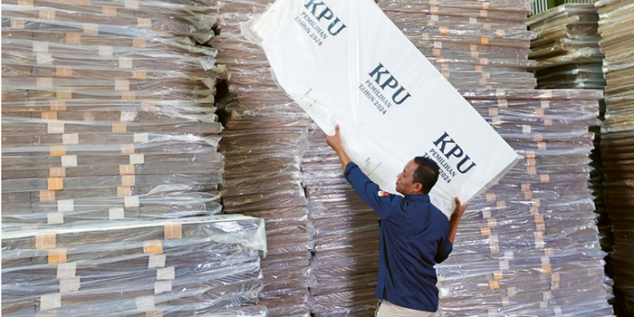 MENUJU COBLOSAN: Pekerja menata logistik untuk Pilkada Kabupaten Malang 2024 di gudang Bulog Kebonagung, Kecamatan Pakisaji, kemarin (8/10).