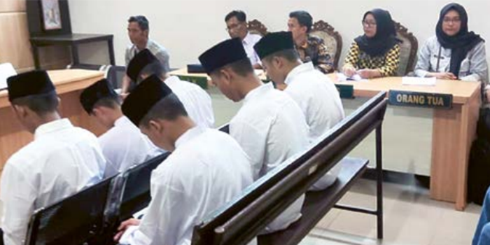 TUNTUTAN BERBEDA: Enam terdakwa anak di bawah umur yang terlibat pengeroyokan mendengar tuntutan dari jaksa, kemarin.