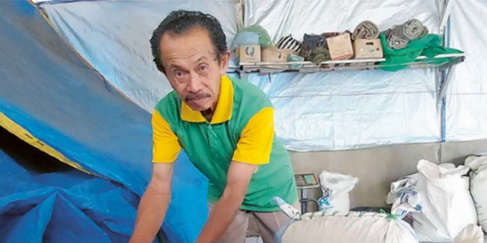 KONSISTEN: Surat Untung menunjukkan biji kopi robusta dari perkebunannya, kemarin.